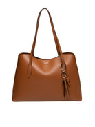 Borsa shopper Melody caramel GUESS vista frontale con logo metallico e charm pendente