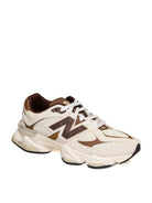 Sneaker in camoscio e mesh bianca e marrone New Balance, vista frontale con allacciatura e linguetta