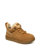 Sneaker Lowmel UGG Chestnut, vista anteriore con dettagli allacciatura bicolore e punta arrotondata